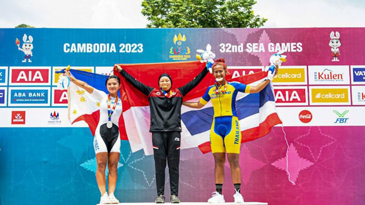 Dara Latifah (tengah) mengumandangkan lagu Indonesia Raya dan membuat Merah Putih berkibar pada SEA Games XXXII/2023 Kamboja setelah menjadi yang terbaik pada nomor XCE putri di Kulen Mountains, Siem Rep, Kamboja, Senin (8/5/2023). ANTARA/HO-PB ISSI/Nick Hanoatubun/aa. (Handout PB ISSI/Nick Hanoatubun)