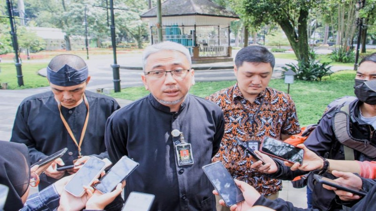 Kepala Dinas Lingkungan Hidup dan Kebersihan (DLHK) Kota Bandung Dudy Prayudi memberikan keterangan di Balai Kota Bandung, Kamis (11/5/2023). (ANTARA/Ist.)