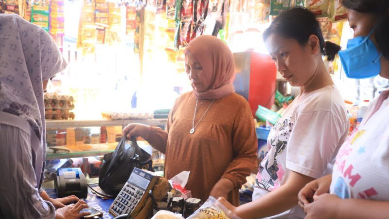 Seorang pelaku usaha sedang melayani pembeli di warung rakyat berbasis digital di Kota Tangerang.