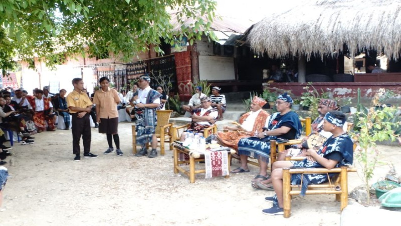 Direktur Kepercayaan Terhadap Tuhan Yang Maha Esa dan Masyarakat Adat Kemendikbudristek Sjamsul Hadi mengunjungi Kampung Raja Prailiu di Sumba Timur, Nusa Tenggara Timur, Kamis (25/5/2023). (ANTARA/HO-Kemendikbudristek)