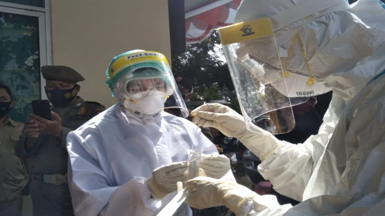 Dokumen: petugas tes usap COVID-19 Kota Mataram, Provinsi Nusa Tenggara Barat, memindahkan sampel ke tabung untuk dilakukan uji laboratorium pada awal pandemi COVID-19, (8/2-2021) (ANTARA/Nirkomala)