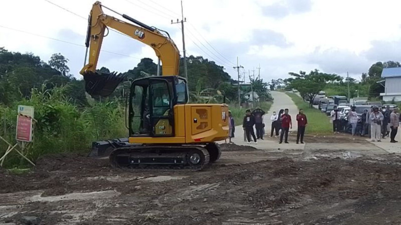 Proses pembukaan jalan menggunakan ekskavator di Jalan Ring Road 2 Samarinda yang sempat diblokir warga akibat lahan yang belum dibayar. (Antara Kaltim/ Fandi)