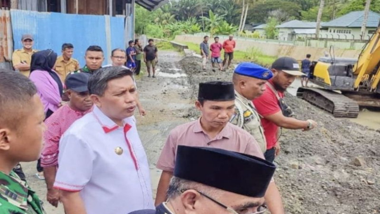 Pemerintah daerah melakukan normalisasi Sungai Air Salak di Desa Waiheru, Kecamatan Baguala, Kota Ambon, Provinsi Maluku, untuk mengatasi banjir. (ANTARA/ Ho- Diskominfosandi Ambon)