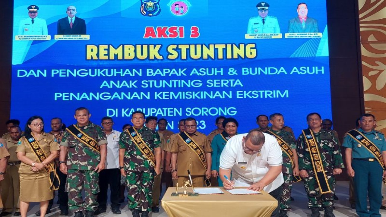 Tampak Penjabat Gubernur Papua Barat Daya, Muhammad Musa'ad mengukuhkan bapak asuh dan bunda asuh di Kabupaten Sorong, Selasa (23/5/2023). ANTARA/Yuvensius Lasa Banafanu
