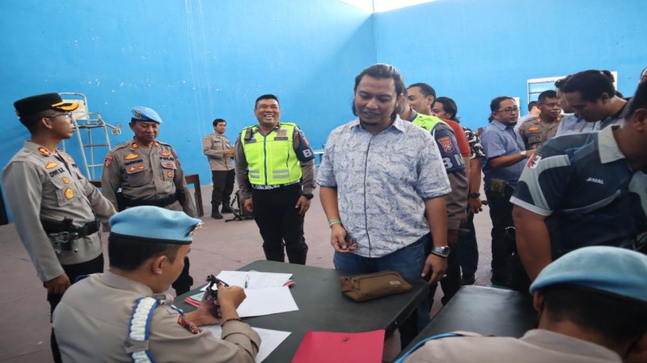 Pemeriksaan senjata api anggota Polres Situbondo, Jatim. Selasa (2/5/2023) ANTARA/HO-Humas Polres Situbondo