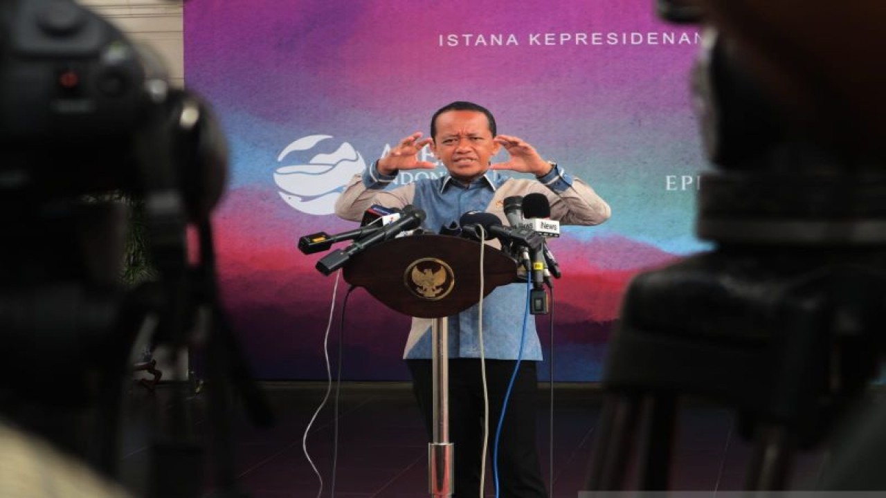 Menteri Investasi Bahlil Lahdalia memberikan keterangan kepada wartawan di Istana Kepresidenan Jakarta, Rabu (3/5/2023). ANTARA/Rangga Pandu Asmara Jingga