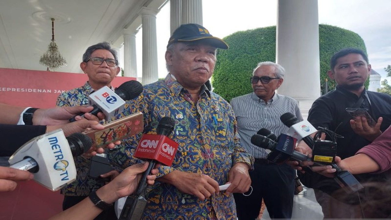 Arsip foto Menteri Pekerjaan Umum dan Perumahan Rakyat Basuki Hadimuljono saat ditemui di halaman Istana Kepresidenan Jakarta, Kamis (6/4/2023). ANTARA/Mentari Dwi Gayati