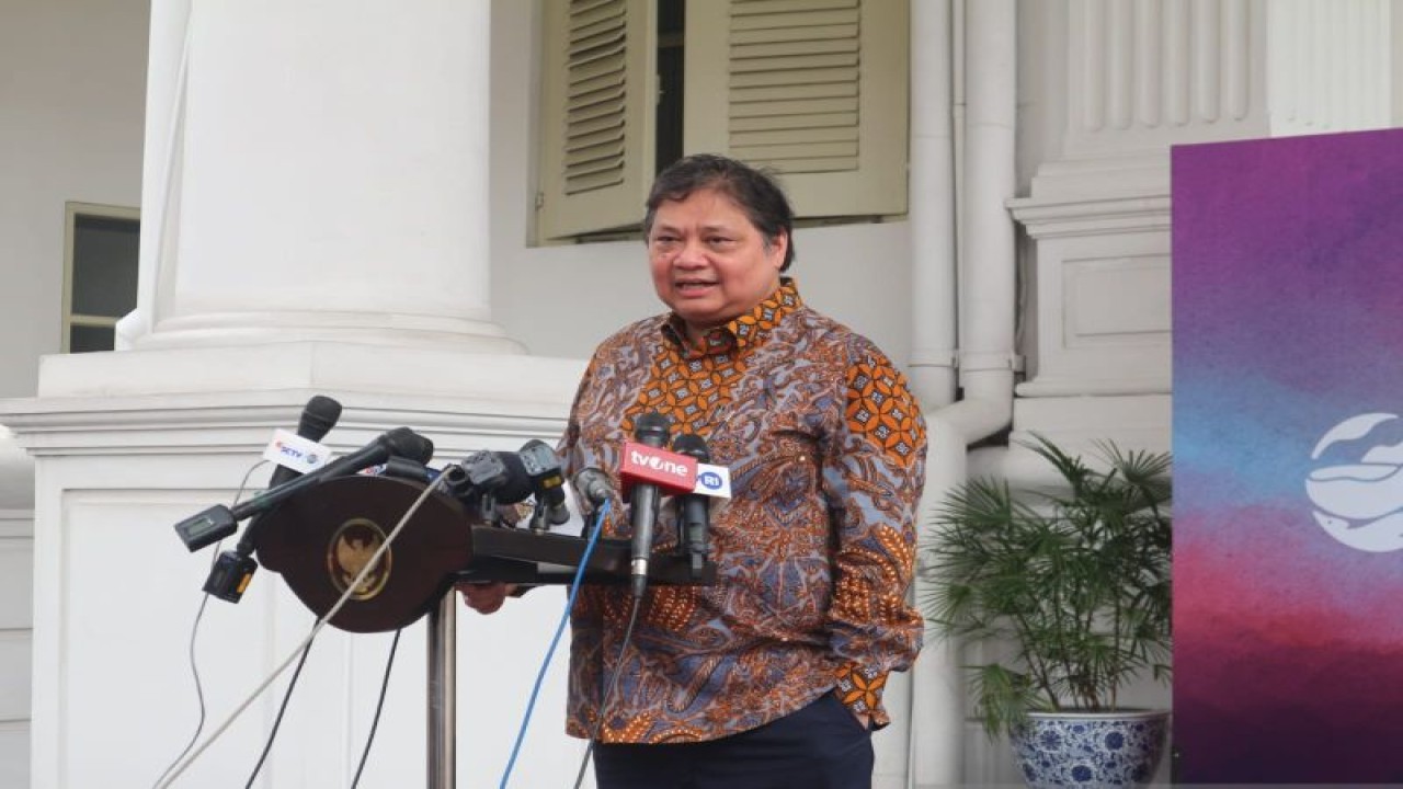 Menteri Koordinator Bidang Perekonomian Airlangga Hartarto saat ditemui di Kompleks Istana Kepresidenan Jakarta, Rabu (3/5/2023). ANTARA/Rangga Pandu Asmara Jingga