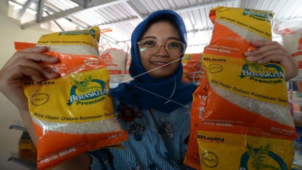 Petugas Bulog menunjukkan beras dalam kemasan sachet ukuran 200 gram untuk dijual di Rumah Pangan Kita seharga Rp2.500 per sachet. Dok ANTARA