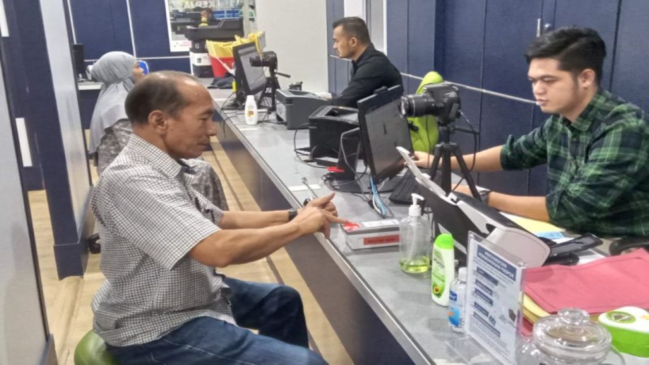 Arsip Foto. Calon haji menjalani perekaman data untuk pembuatan paspor di Kantor Imigrasi di Kota Batam, Provinsi Kepulauan Riau. (ANTARA/HO-Kemenag Batam)