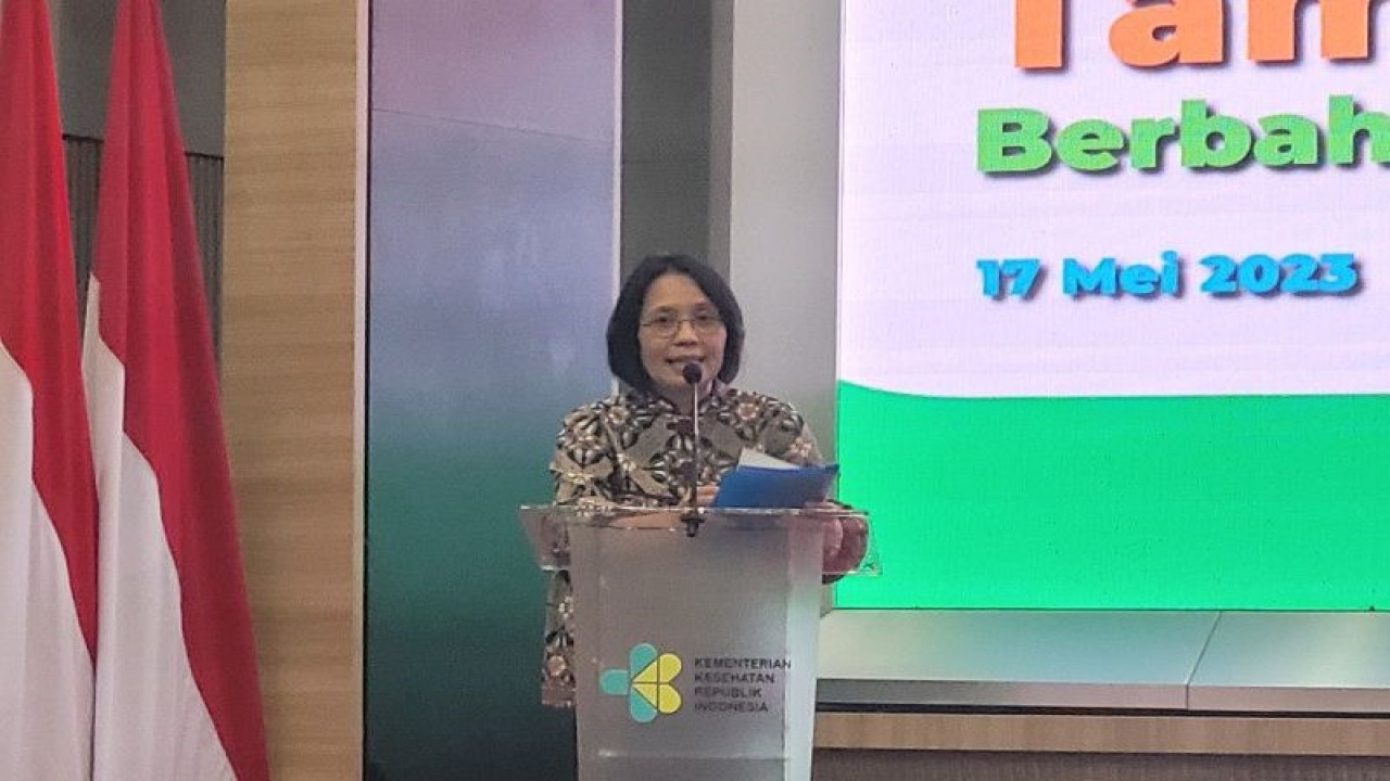 Direktur Jenderal Kesehatan Masyarakat Kementerian Kesehatan Maria Endang Sumiwi pada acara peluncuran Program Pemberian Makanan Tambahan (PMT) berbahan pangan lokal di Jakarta, Rabu (17/5/2023). (ANTARA/Sean Filo Muhamad)