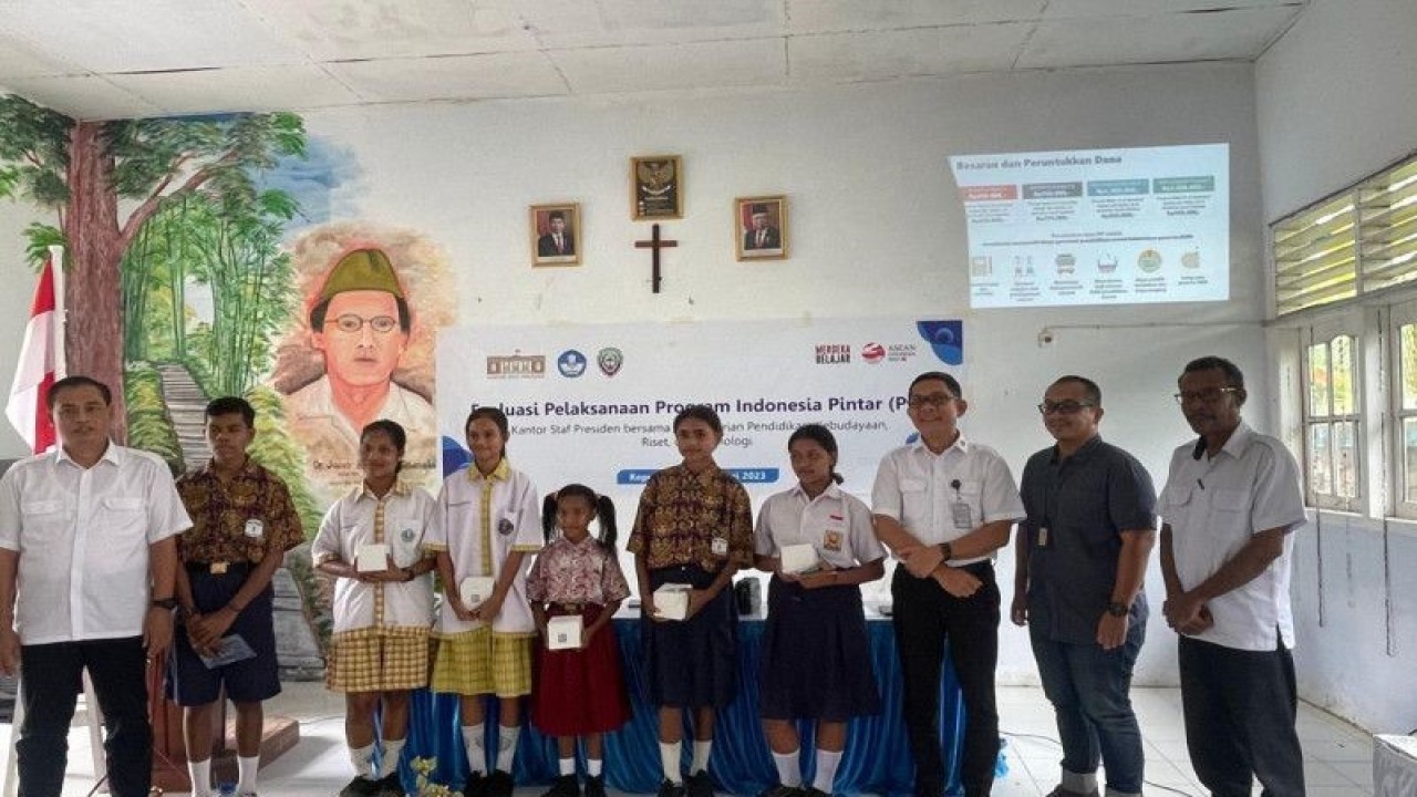 Deputi II Kepala Staf Kepresidenan Abetnego Tarigan (ketiga kanan) dan tim tenaga ahli KSP mengunjungi Kabupaten Kepulauan Aru, Provinsi Maluku untuk mengevaluasi pelaksanaan Program Indonesia Pintar (PIP) dan Kartu Indonesia Pintar (KIP), Jumat (12/5/2023). (ANTARA/HO-Kantor Staf Presiden)