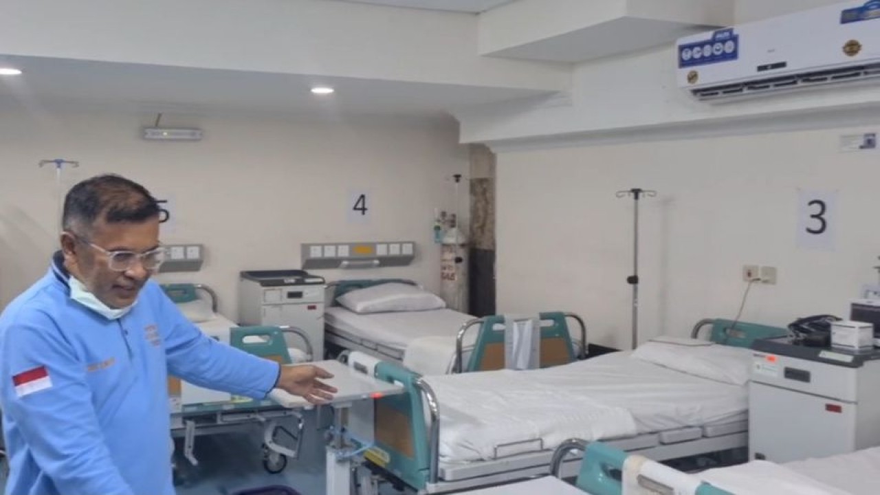 Penanggung jawab IGD KKHI Madinah dr. Anis bamatraf Sp.B menjelasan fasilitas kesehatan yang berada di ruang IGD, di Al Arid Madinah, Senin (22/5/2023). ANTARA/HO/MCH 2023