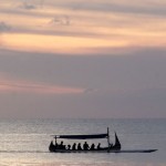 Pemgunjung Wisata Bahari Pasir Putih Situbondo menaiki perahu wisata sambil menikmati matahari terbenam. ANTARA/Novi Husdinariyanto-1683189299