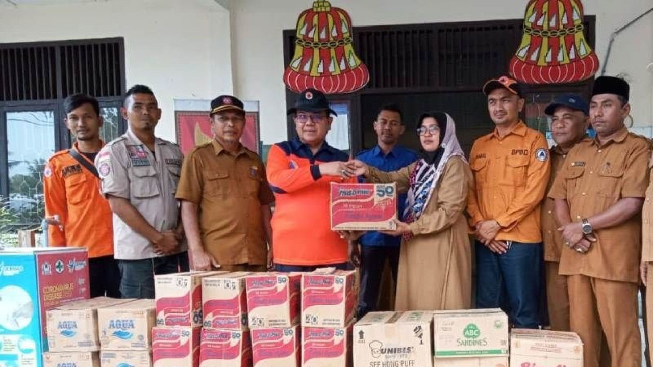 Penjabat Bupati Aceh Barat Mahdi menyerahkan bantuan tanggap darurat kepada masyarakat terdampak banjir di Kecamatan Woyla Barat, Kabupaten Aceh Barat, Senin (8/5/2023). (ANTARA/HO-Pemkab Aceh Barat)