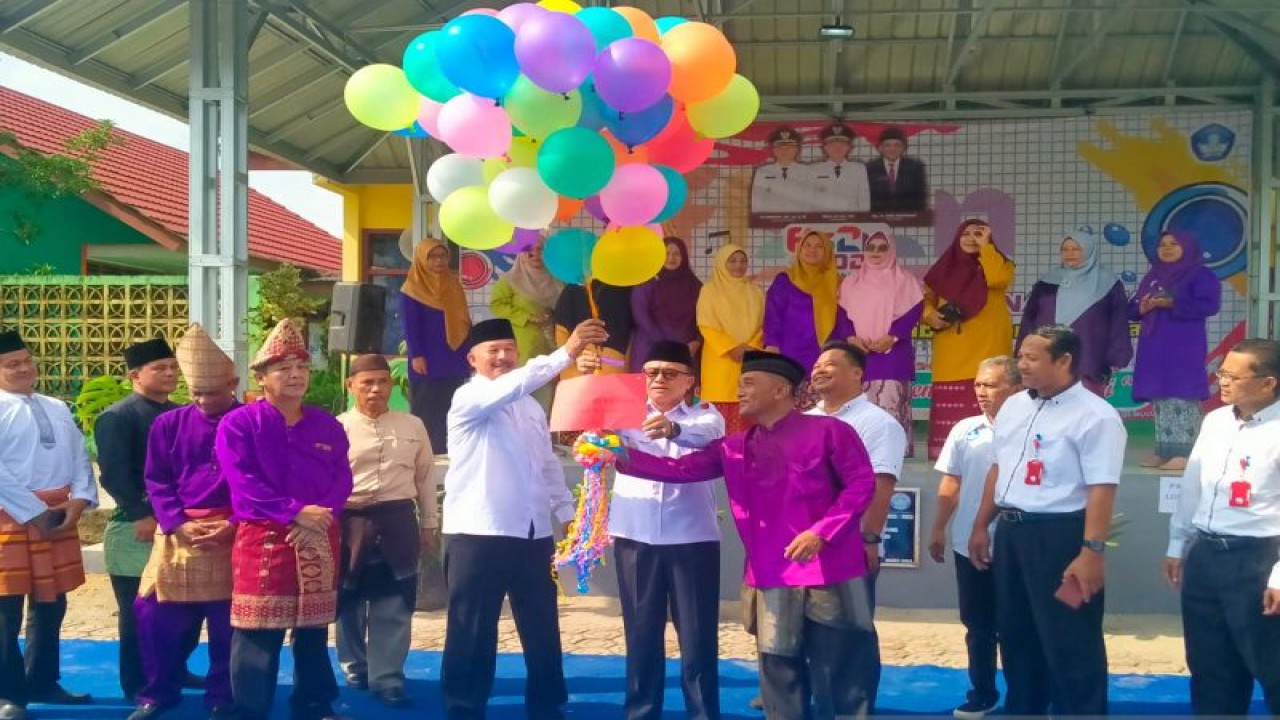 Wakil Bupati Bangka, Sumsel, Syahbudin (tengah) saat melepas balon tandai FL2SN tingkat SMP dimulai di Merawang, Rabu (24/5/2023). (FOTO ANTARA/Kasmono)