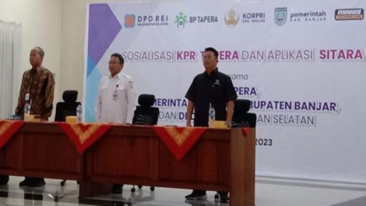 Sekretaris Daerah Kabupaten Banjar Mokhamad Hilman (tengah) saat sosialisasi Sistem Informasi Tabungan Perumahan Rakyat untuk membantu ASN memiliki rumah di Banjar, Rabu (3/5/2023). (ANTARA/HO-Kominfo Kabupaten Banjar)