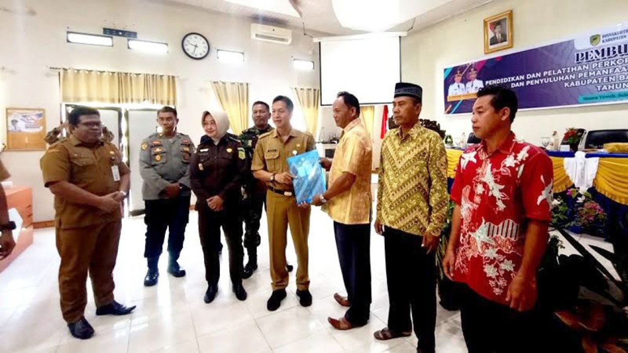 Sekda Barito Utara Muhlis didampingi sejumlah pejabat setempat menyerahkan materi pelatihan kepada perwakilan peserta di Muara Teweh, Selasa (23/5/2023). ANTARA/HO-Dokumentasi Pribadi