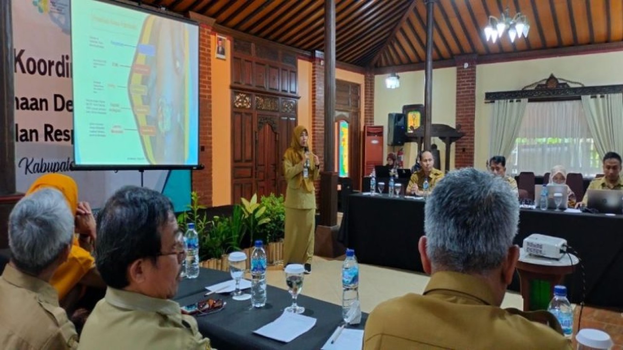 Sekretaris Dinas Kesehatan Batang Ida Susilaksmi bersama pada acara Rakor Evaluasi Deteksi Dini, Preventif, dan Respon Penyakit, Rabu (24/5/2023). (ANTARA/HO-Humas Kabupaten Batang)