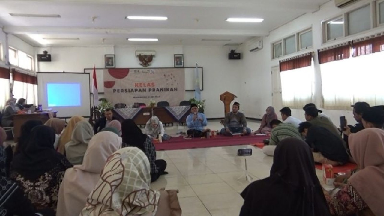 Pelaksana Tugas Kepala Bidang Ketahanan dan Kesejahteraan Keluarga Dinas Pemberdayaan Perempuan, Perlindungan Anak, Pengendalian Penduduk, dan Keluarga Berencana Kabupaten Batang Sutoyo memberikan materi kepada calon pengantin tentang pencegahan kasus stunting, Senin (22/5/2023). (ANTARA/HO-Humas Kabupaten Batang)