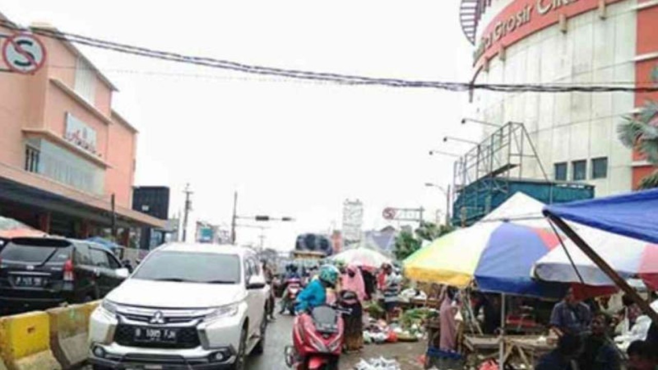 Pedagang kaki lima di Pasar Cikarang, Kabupaten Bekasi, Jawa Barat membuka lapak dagangan hingga ke badan jalan. (ANTARA/Pradita Kurniawan Syah).