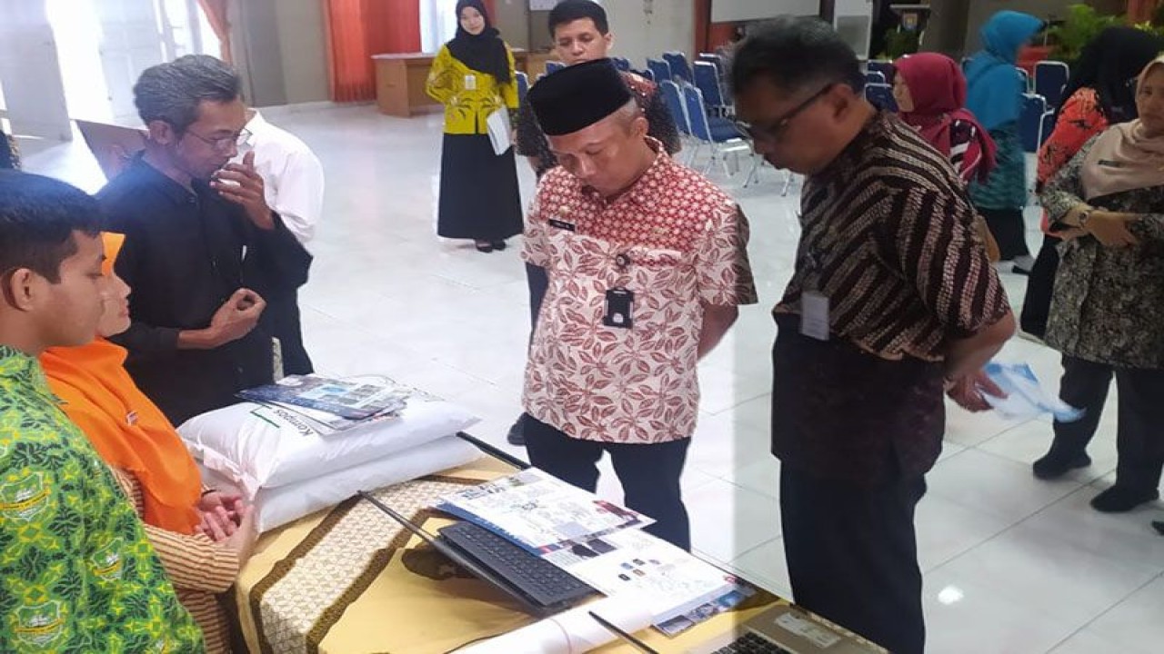 Sekda Cilacap Awaluddin Muuri (dua dari kanan) didampingi Kepala Bappeda Kabupaten Cilacap Sujito (kanan) meninjau salah satu stan peserta lomba Kreanova pada Penanganugerahan Juara Lomba Kreanova Tingkat Kabupaten Cilacap Tahun 2023 di Cilacap, Selasa (30/5/2023). ANTARA/HO-Pemkab Cilacap