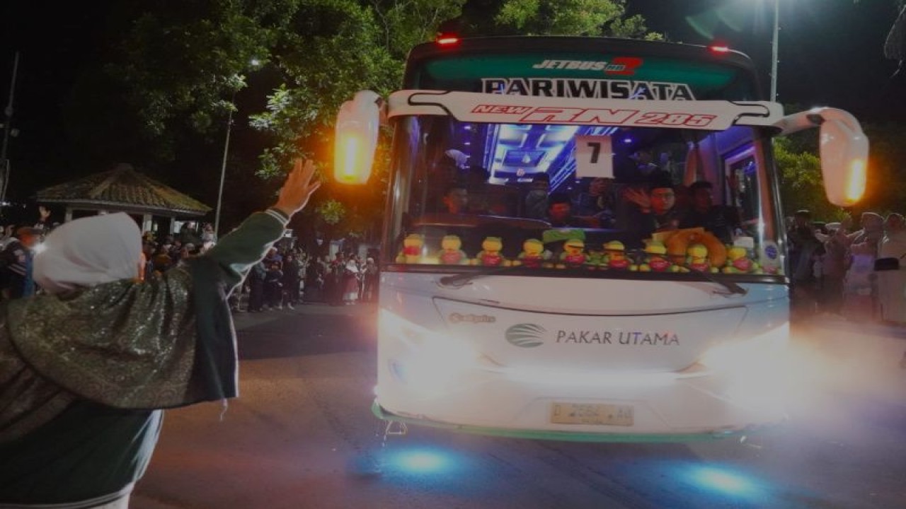 Sejumlah jamaah haji kloter pertama diberangkatkan di Pendopo, Kabupaten Garut, Jawa Barat, Selasa (23/5/2023). (ANTARA/HO-Diskominfo Kota Tasikmalaya)
