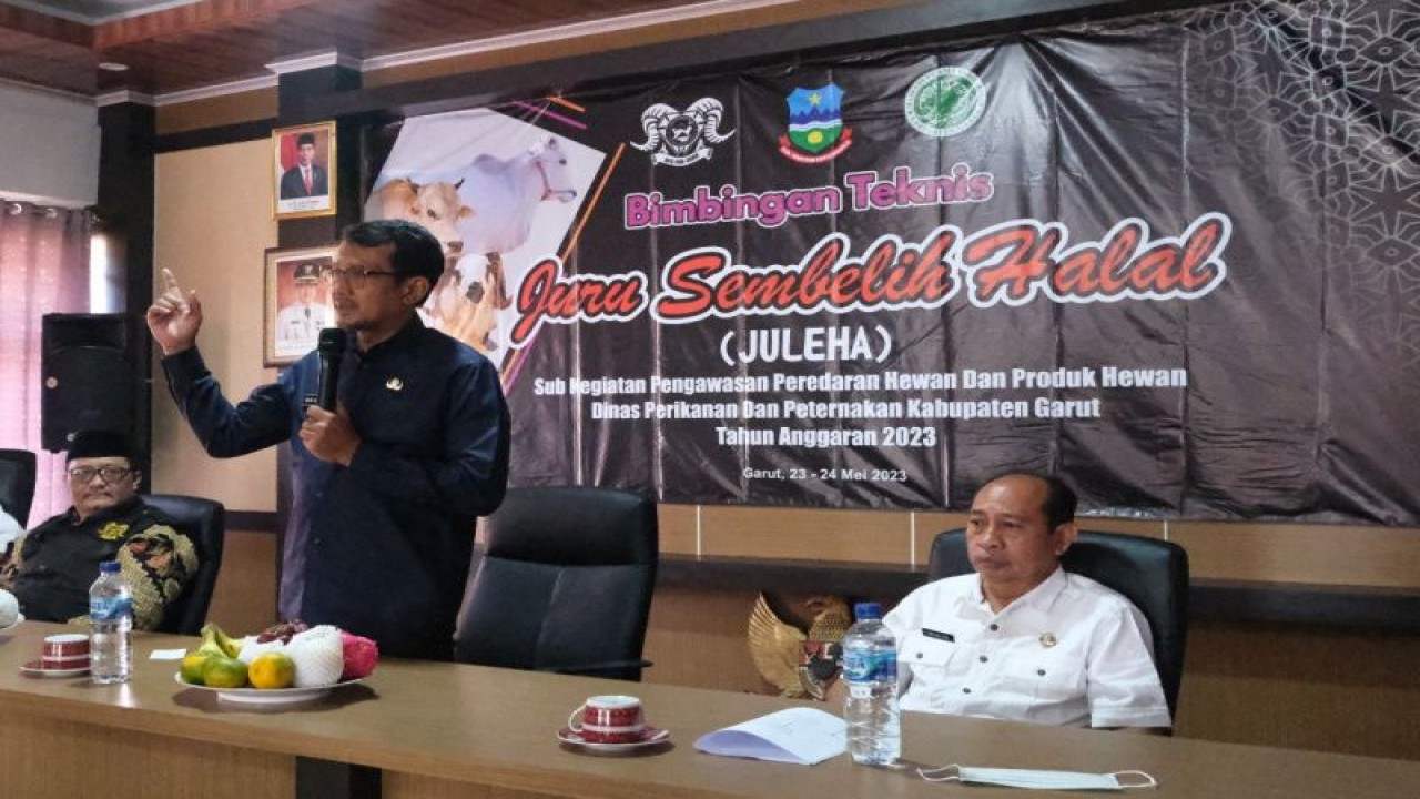 Wakil Bupati Garut Helmi Budiman memberikan penghargaan dalam kegiatan bimbingan teknis bagi juru sembelih di Aula Dinas Perikanan dan Peternakan Kabupaten Garut, Jawa Barat, Selasa (23/5/2023). (FOTO ANTARA/HO-Diskominfo Garut)