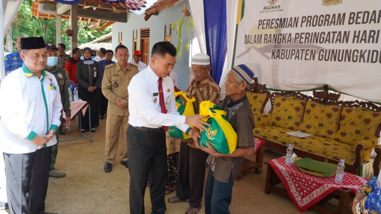 Bupati Gunungkidul Sunaryanta menyerahkan santunan kepada masyarakat kurang mampu di wilayah ini. (ANTARA/HO-Humas Pemkab Gunungkidul)