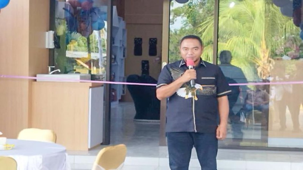Penjabat Bupati Jayapura Triwarno Purnomo saat menyampaikan sambutan pada acara pembukaan gerai Sako Ethnic Art (ANTARA/HO-Humas Pemkab Jayapura)