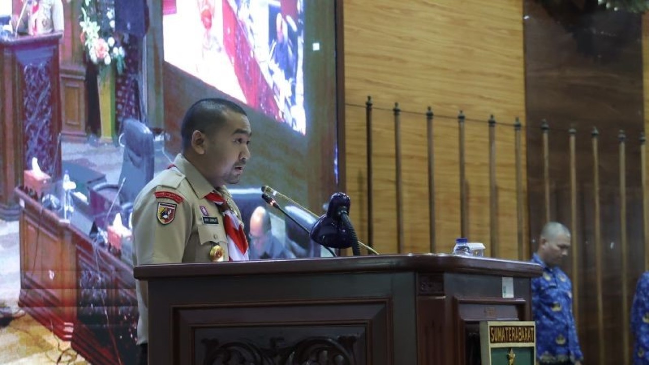 Wakil Gubernur Sumbar Audy Joinaldy saat paripurna pengambilan keputusan DRPD Provinsi Sumbar terhadap Ranperda Tata Kelola Komoditas Unggulan Perkebunan di Padang, Rabu, (17/5). FOTO ANTARA/HO-Humas DPRD Sumbar.