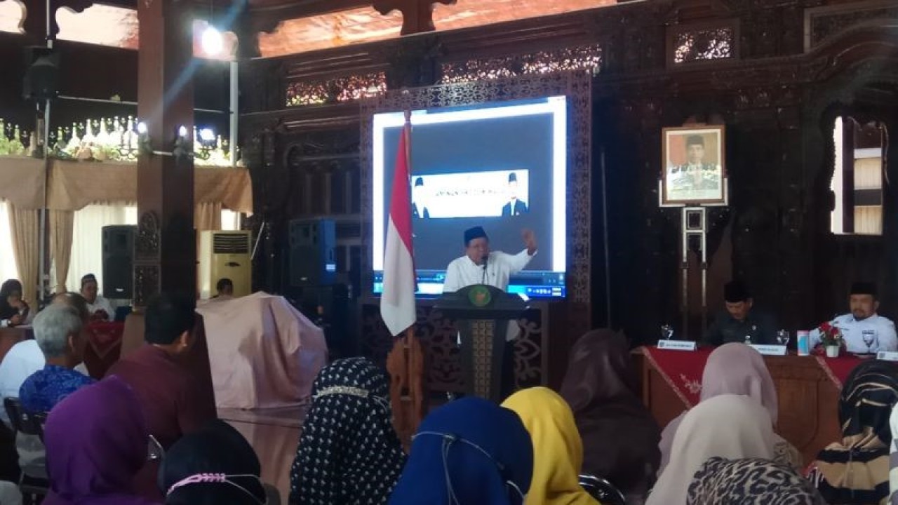 Kepala Kelompok Fraksi (Kapoksi) Partai Gerindra Komisi VIII DPR RI Abdul Wachid saat pembukaan workshop jaminan produk halal di Pendopo Kabupaten Kudus, Jawa Tengah, Selasa (16/5/2023). (ANTARA/Akhmad Nazaruddin Lathif)
