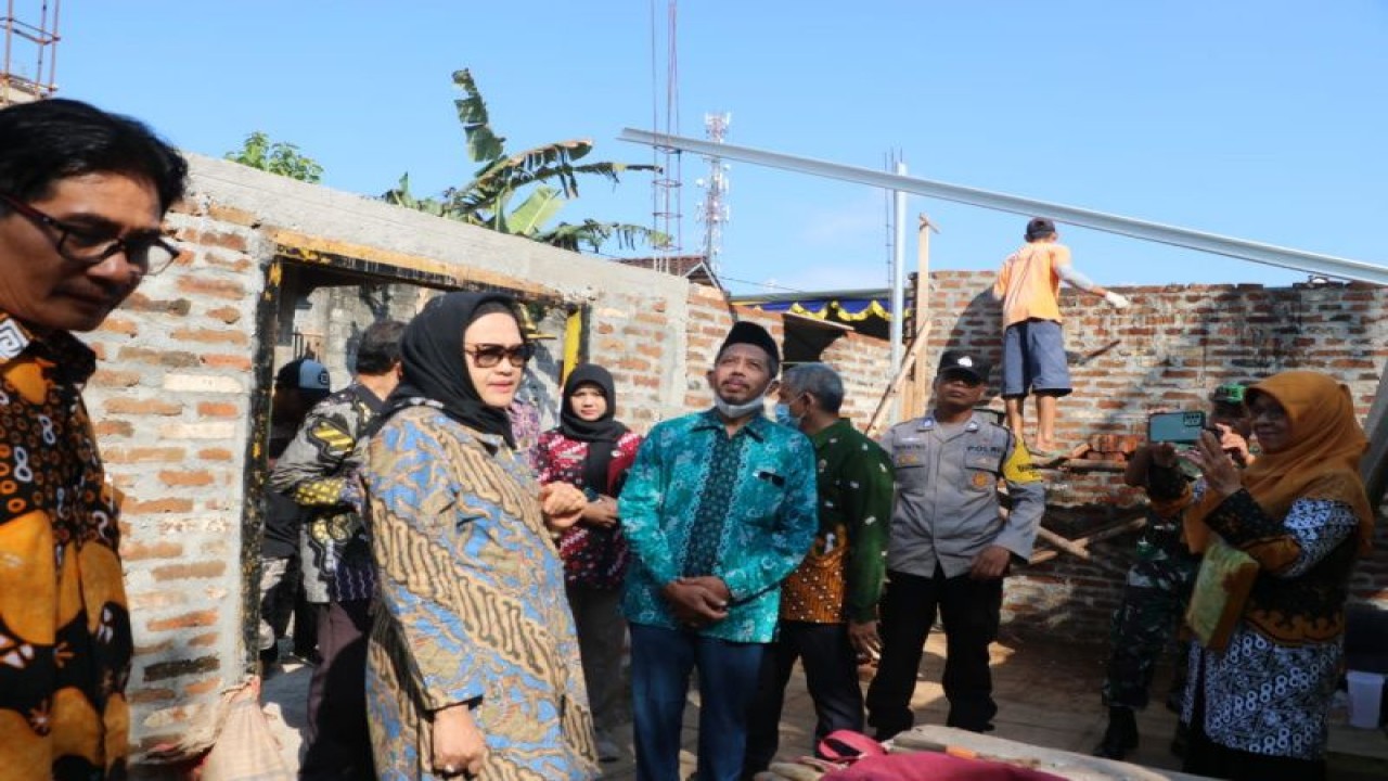 Penjabat Bupati Kulon Progo Ni Made Dwipanti Indrayanti meninjau bedah rumah di Desa/Kalurahan Sentolo. (ANTARA/HO-Humas Pemkab Kulon Progo)