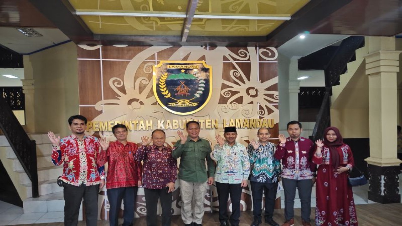 Bupati Lamandau Hendra Lesmana (empat kiri) dan Rektor UMPR Dr Muhammad Yusuf (tiga kiri) usia pertemuan di ruang kerja bupati di Nanga Bulik, Kamis (11/5/2023). (ANTARA/Rendhik Andika)