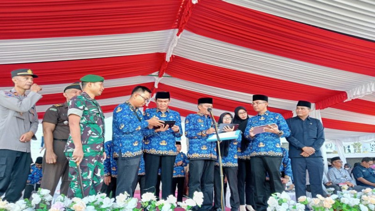 Bupati Lombok Tengah, NTB, H Lalu Pathul Bahri (tengah) saat melakukan peluncuran aplikasi Srikandi untuk meningkatkan pelayanan kepada masyarakat (ANTARA/Akhyar)