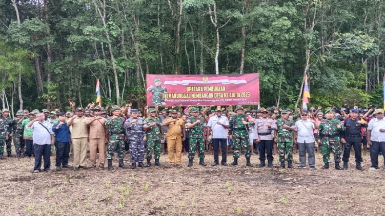 Sekretaris Daerah Kabupaten Mappi Ferdinandus Kainakaimu bersama pejabat TNI/Polri serta instansi di daerah tersbeut berfoto bersama usai pembukaan kegiatan program TMMD ke-116 di Kampung Homlikya, Distrik Syahhcame, Kabupaten Mappi, Rabu (10/5/2023). ANTARA/HO-Humas Pemkab Mappi.