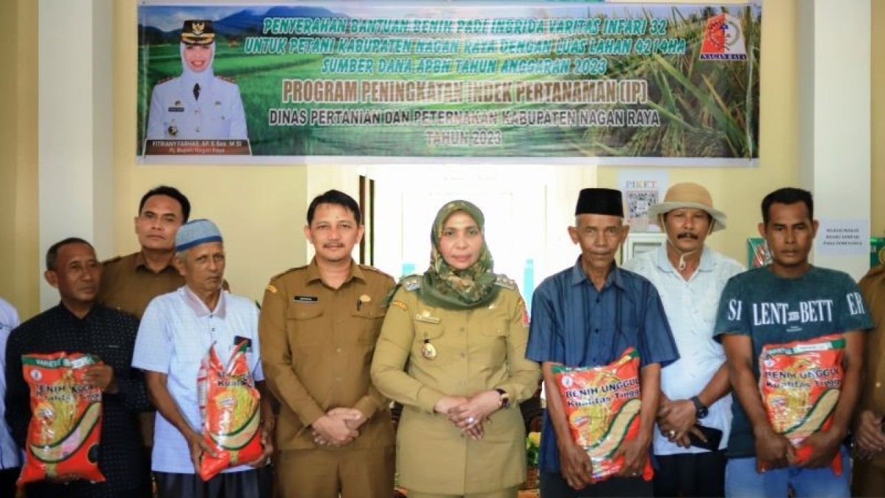 Dokumentasi - Pj Bupati Nagan Raya, Aceh, Fitriany Farhas berswafoto bersama perwakilan petani seusai menyerahkan bantuan benih padi kepada masyarakat di Kompleks Perkantoran Suka Makmue, Jumat (19/5/2023). (ANTARA/HO-Dok Pemkab Nagan Raya)