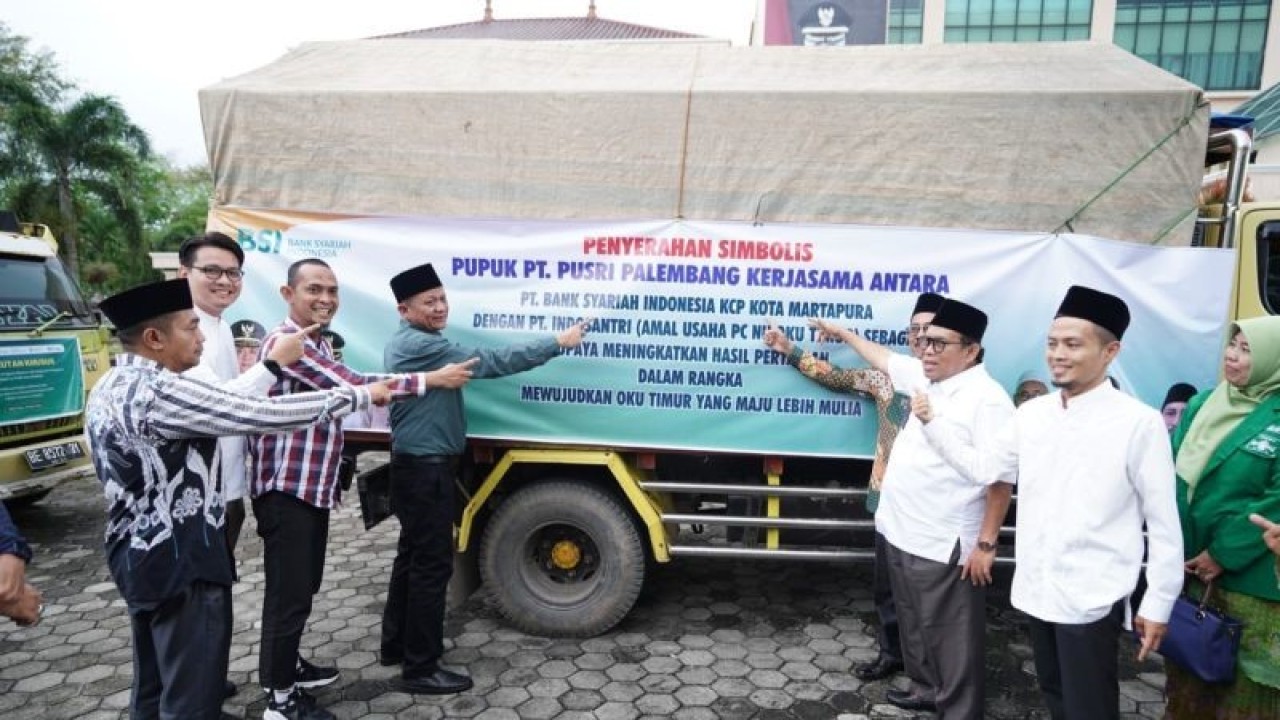 Pemkab OKU Timur menyalurkan bantuan pupuk untuk petani NU, Senin (22/5/2023). (FOTO ANTARA/Edo Purmana)