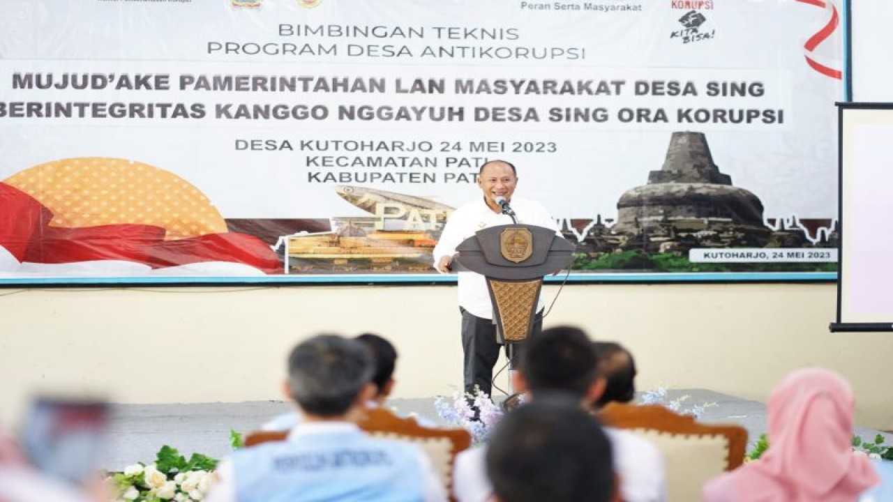 Penjabat Bupati Pati Henggar Budi Anggoro saat Bimbingan Teknis (Bimtek) Program Desa Antikorupsi 2023 di aula Balai Desa Kutoharjo, Kecamatan Pati, Rabu (24/5/2023). (ANTARA/HO-Humas Pemkab Pati.)