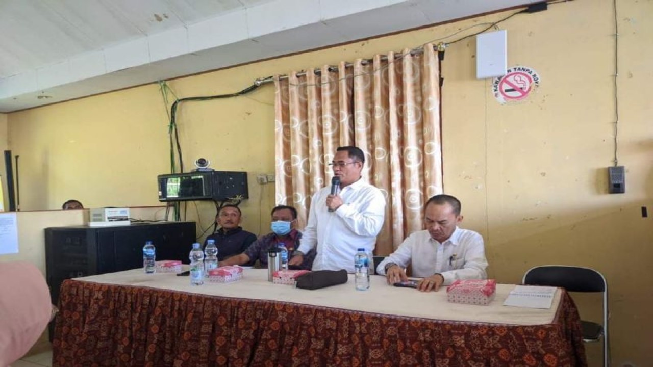 Wakil Bupati Sigi Samuel Yansen Pongi menyampaikan arahan dan sambutan dalam rapat koordinasi bersama masyarakat terkait pelaksanaan LTKL dan Festival Lestari V Tahun 2023. (ANTARA/HO-Prokopim Setda Pemkab Sigi)