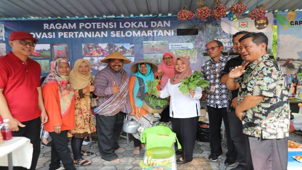 Bupati Sleman Kustini Sri Purnomo saat meninjau pameran UMKM pada acara Exotic Kalasan, di Kantor Kapanewon Kalasan, Jumat (19/5/2023). ANTARA/HO-Bagian Prokopim Setda Sleman