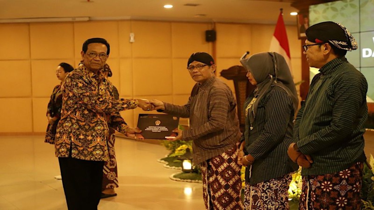 Gubernur DIY Sri Sultan Hamengku Buwono X menyerahkan Sertifikat Warisan Budaya Tak Benda kepada Kepala Dinas Kebudayaan Kabupaten Sleman Edy Winarya di Gedhong Pracimasana Yogyakarta, Selasa (23/5/2023). ANTARA/HO-Bagian Prokopim Setda Sleman