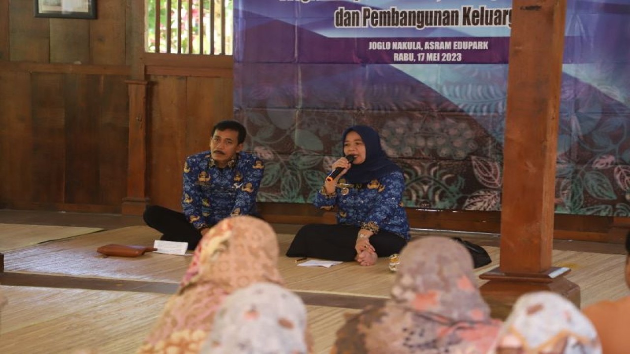 Bupati Sleman Kustini Sri Purnomo bersama Plh Kepala Dinas DP3AP2KB Kabupaten Sleman Aji Wulantara saat memberikan arahan pada peningkatan kapasitas program penyuluh KKBPK atau Bangga Kencana (Pembangunan Keluarga, Kependudukan dan Keluarga Berencana) di Sleman, Rabu (17/5/2023). ANTARA/HO-Bagian Prokopim Setda Sleman