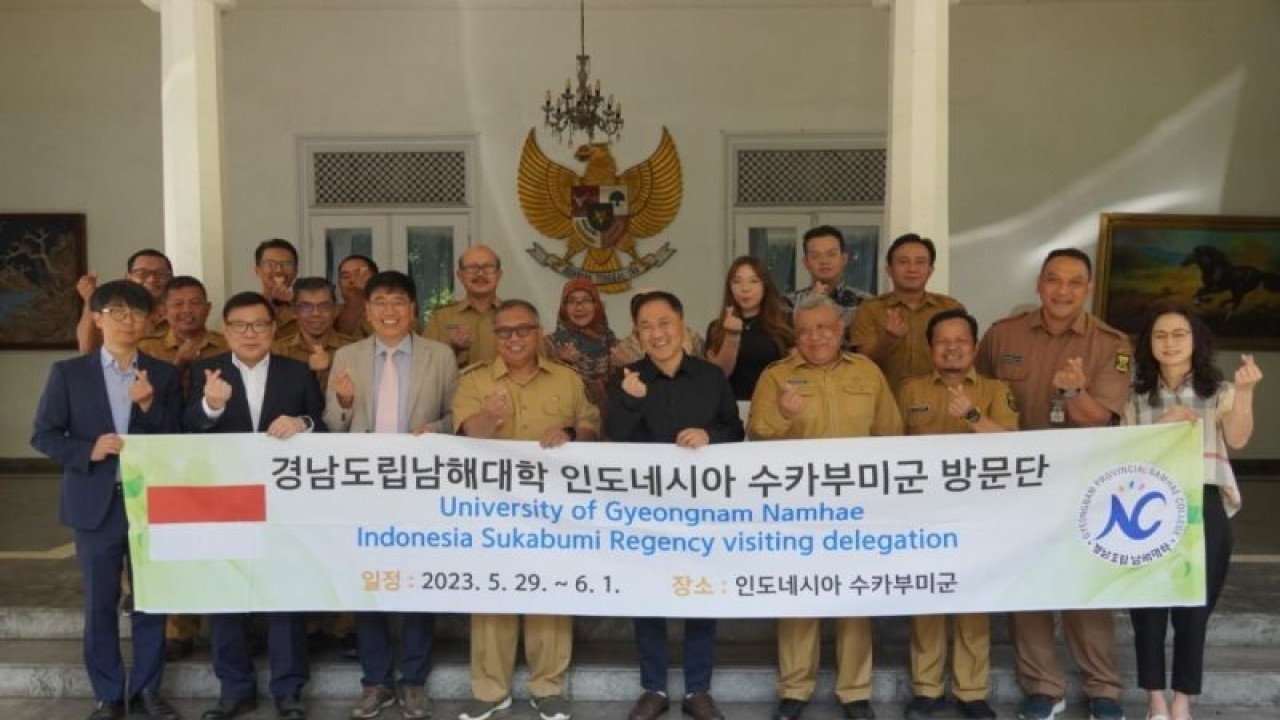 Bupati Sukabumi Marwan Hamami bersama sejumlah pejabat teras Pemkab Sukabumi saat menerima kunjungan dari delegasi Universitas Gyeongnam Namhae, Korea Selatan (Korsel), di Pendopo Kabupaten Sukabumi, Jawa Barat, Selasa (30/5/2023). ANTARA/Aditya Rohman