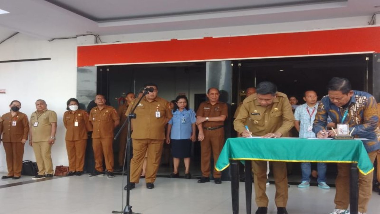 Pemerintah Kota (Pemkot) Ambon dan gerai modern Indomaret dan Alfamidi melakukan penandatangan kesepahaman, untuk membuka ruang bagi pelaku Usaha Kecil Menengah (UKM) menjual produk khas Ambon. ANTARA/Penina F Mayaut.