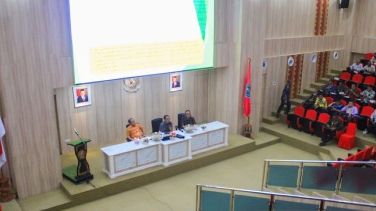 Suasana rapat validasi data kemiskinan ekstrem di Gedung Balai Kota Kendari, Sultra, Jumat (12/5/2023). (FOTO ANTARA/La Ode Muh Deden Saputra)