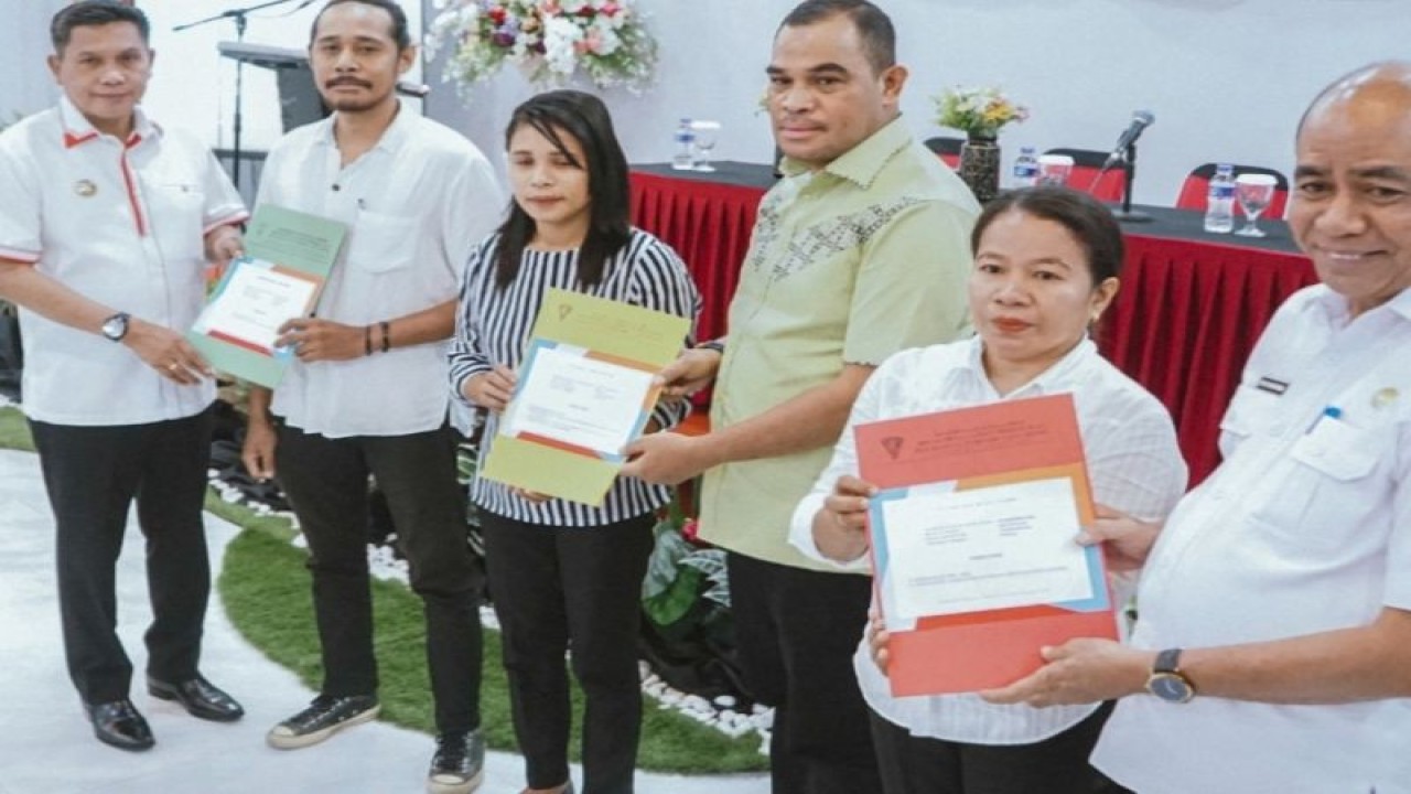 Penjabat Wali Kota Ambon Bodewin Wattimena mencanangkan penerbitan 1.000 Nomor Induk Berusaha (NIB) bagi pelaku Usaha Mikro dan Kecil (UMK) di kota Ambon, Rabu (3/5). ANTARA/Penina F Mayaut.