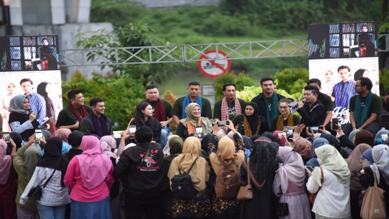 Kegiatan meet and greet sejumlah kru baik sutradara hingga pemain film Hati Suhita di Taman Brantas, Kota Kediri, Jawa Timur. ANTARA/ HO-Pemkot Kediri