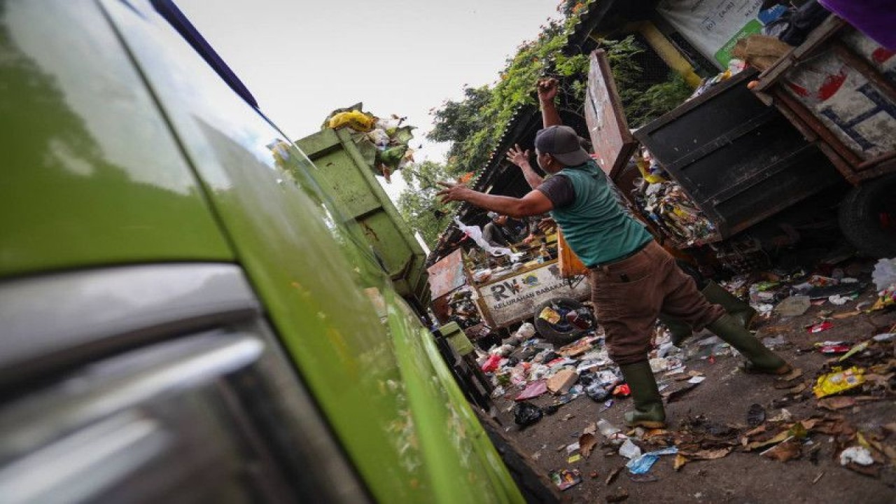 Proses pembersihan sampah yang overload di Tempat Pembuangan Sampah Sementara (TPS) di Kota Bandung, Jabar, Kamis (11/5/2023). (FOTO ANTARA/HO Pemkot Bandung)