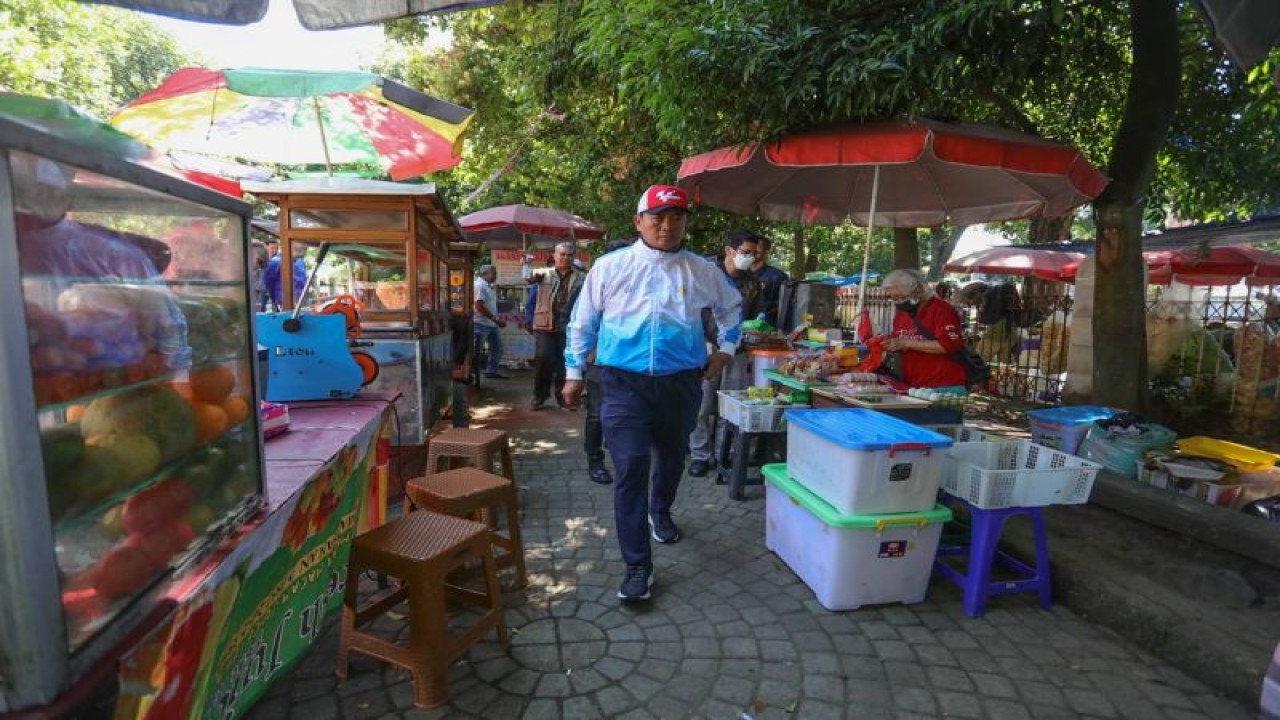 Pelaksana Harian Wali Kota Bandung Ema Sumarna meninjau kondisi PKL Tegalega Kota Bandung, Jumat (26/5/2023). (ANTARA/HO-Pemkot Bandung)